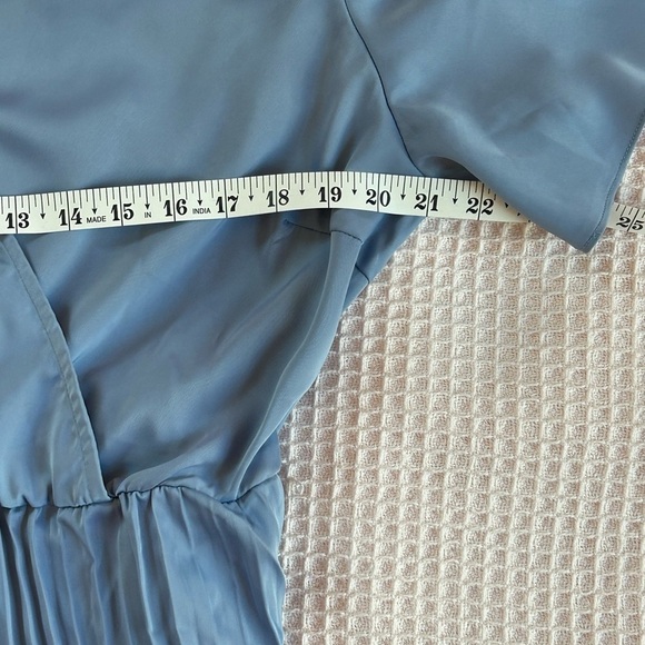 blue satin wrap midi dress with pleased skirt and flowy kimono sleeves NWT XL - Picture 3 of 6